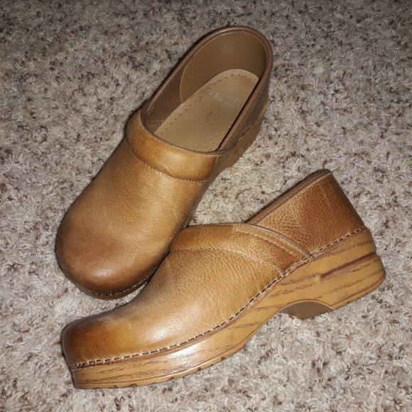 dansko professional honey distressed